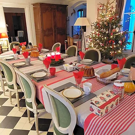 Manoir De L'as De Trefle Bed & Breakfast